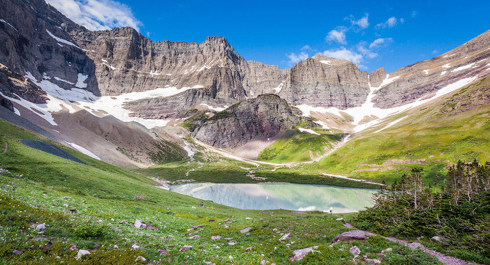 グレイシャー国立公園の湖の画像